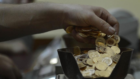 Altında fiyatlarındaki geri çekilme sürüyor! Gram, ons, çeyrek… İşte 25 Nisan aktüel altın fiyatları!